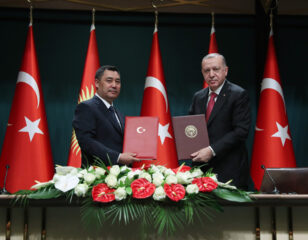 Cumhurbaşkanı Recep Tayyip Erdoğan, Kırgızistan Cumhurbaşkanı Sadır Caparov ile Cumhurbaşkanlığı Külliyesinde bir araya geldi