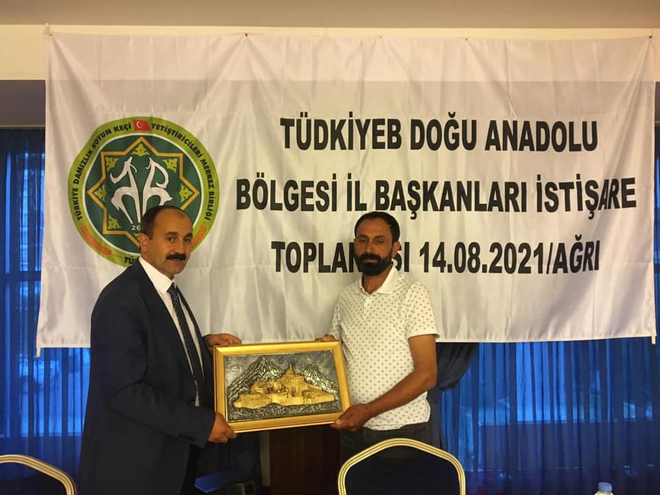 Bir Mehmetnuri Samancı dahil 2 kişi, ayakta duran insanlar ve şunu diyen bir yazı 'TÜDKİYEB DOĞU ANADOLU BÃ–LGESİ İL BAŞKANLARI İSTİŞARE TOPLA SI 14.08.2021/AĞRI' görseli olabilir