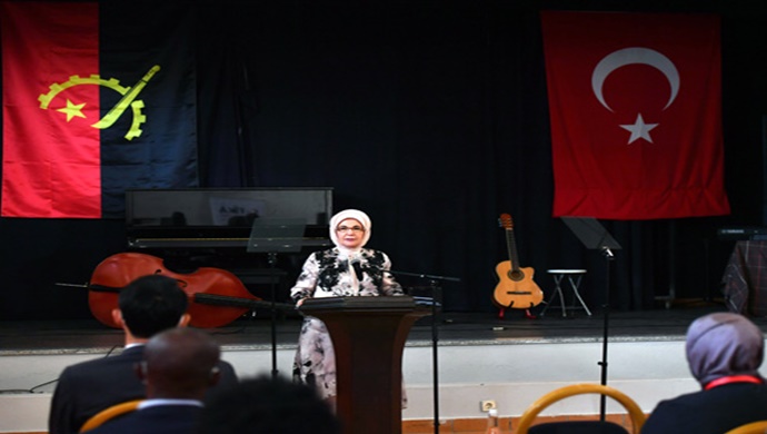 Emine Erdoğan, Angola’nın başkenti Luanda’da Rangel Kadın Mesleki Eğitim Merkezi’ni ziyaret etti