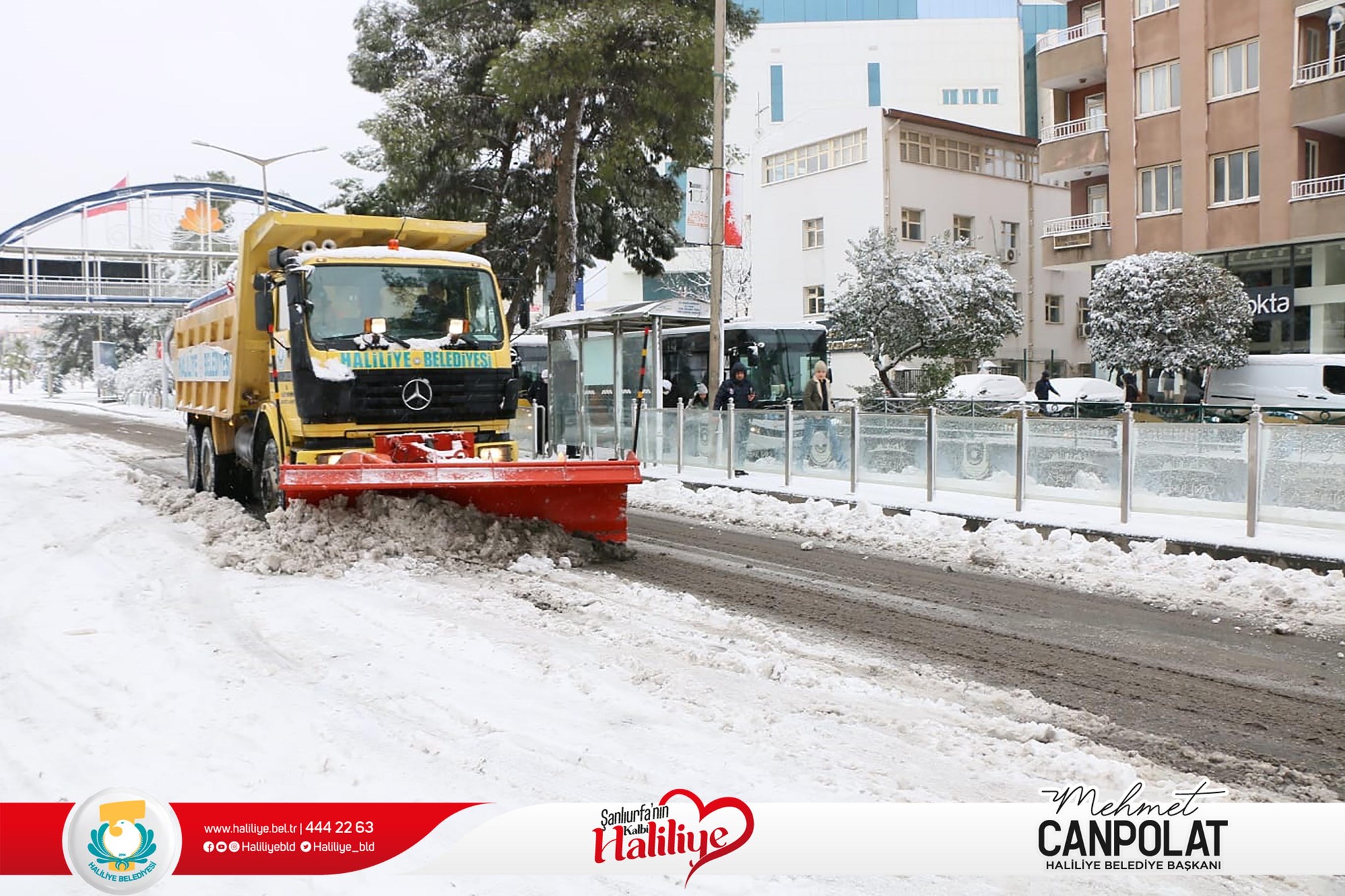 Bir 4 kişi, kar ve yazı görseli olabilir