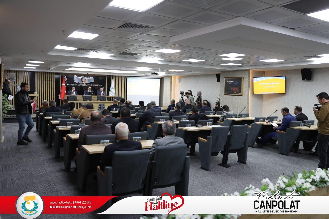 Bir 7 kişi, iç mekan ve yazı görseli olabilir