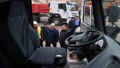 Президент Садыр Жапаров передал технику госпредприятию «Кыргызкомур»