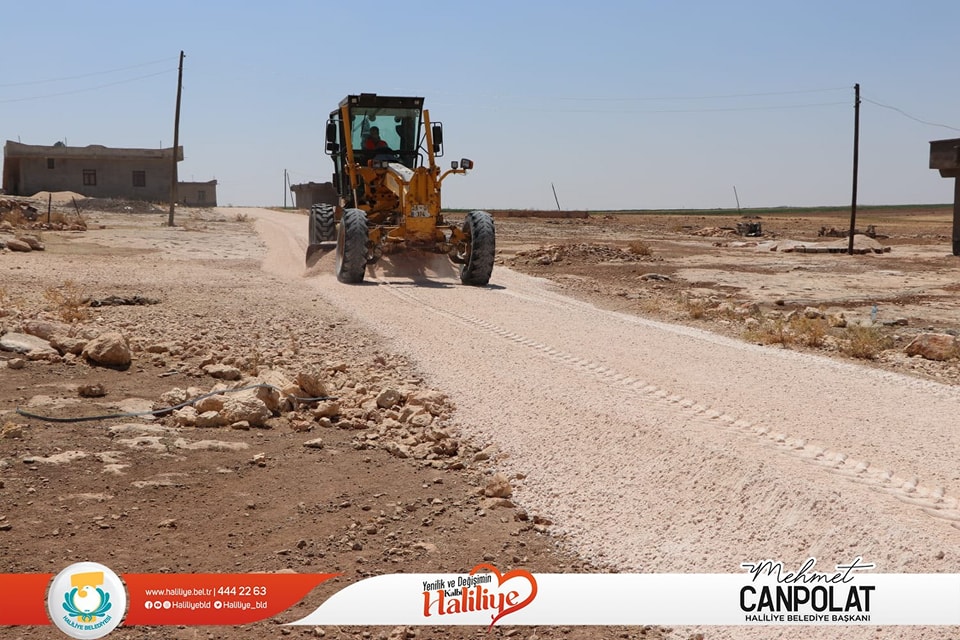 Bir 1 kişi, yol ve yazı görseli olabilir