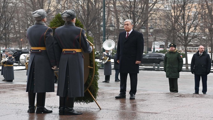 Президент «Белгісіз жауынгер бейіті» ескерткіш-мемориалына гүл шоғын қойды