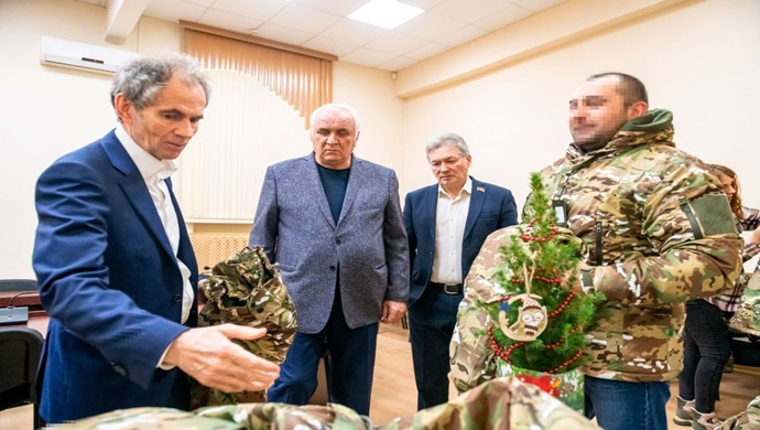 Günlük sorunları, toplantıları, hediyeleri çözmek: Birleşik Rusya, Yeni Yıl arifesinde SVO katılımcılarının ailelerine yardım ediyor