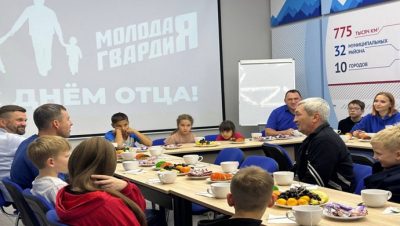 В День отца активисты «Молодой Гвардии Единой России» поздравили более тысячи пап по всей стране