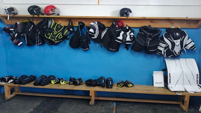 Birleşik Rusya, Omsk Bölgesi Kolosovka’dan Genç Hokey Oyuncularına Yeni Ekipmanlar Sağlıyor