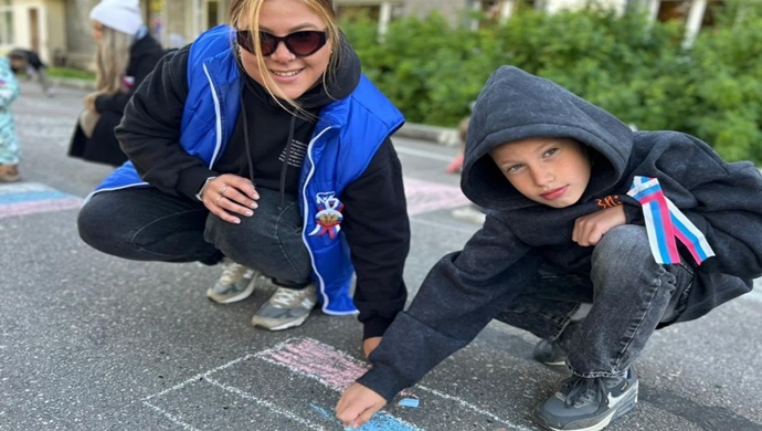 Флешмобы, раздача лент-триколор, концерты: «Единая Россия» организовала мероприятия в День флага по всей стране