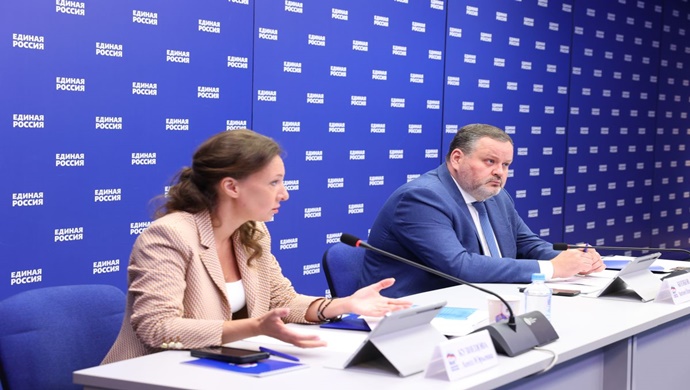 Реабилитация бойцов СВО, оформление льгот для многодетных семей, трудоустройство инвалидов: «Единая Россия» и Минтруд провели прямую линию по социальным вопросам