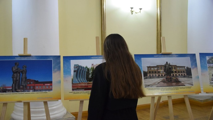 При поддержке «Единой России» в Екатеринбурге открылась фотовыставка «В объективе — память»