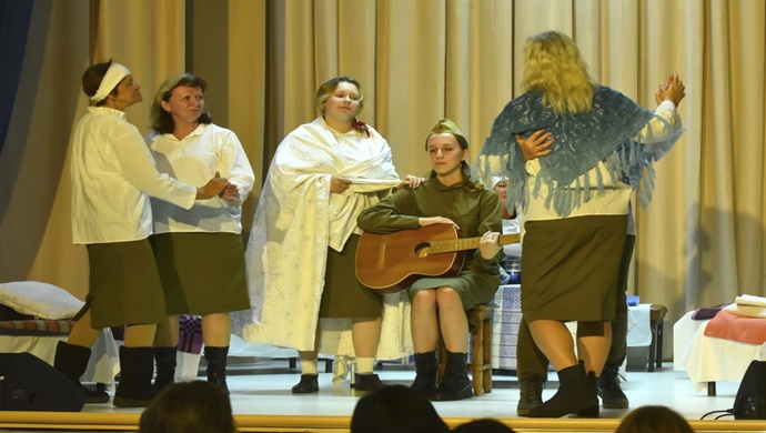 Birleşik Rusya Kadın Hareketi, Yelenovka’da (DHC) Büyük Vatanseverlik Savaşı’nı konu alan bir oyun sergiledi.