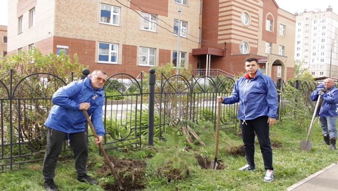 Активисты «Единой России» высадили сосны возле детского сада в Магнитогорске