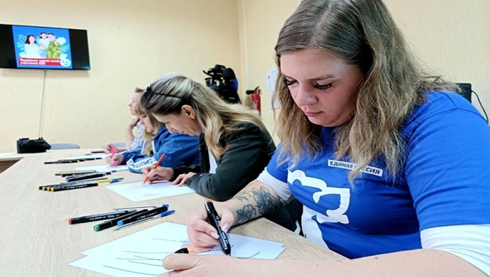«Единая Россия» провела арт-терапию для семей участников СВО в Новоайдаре (ЛНР)