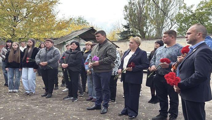 Birleşik Rusya, İkinci Dünya Savaşı’na katılan bir kişinin anısına Torez’de (DHC) bir anıt plaketinin açılışını yaptı.