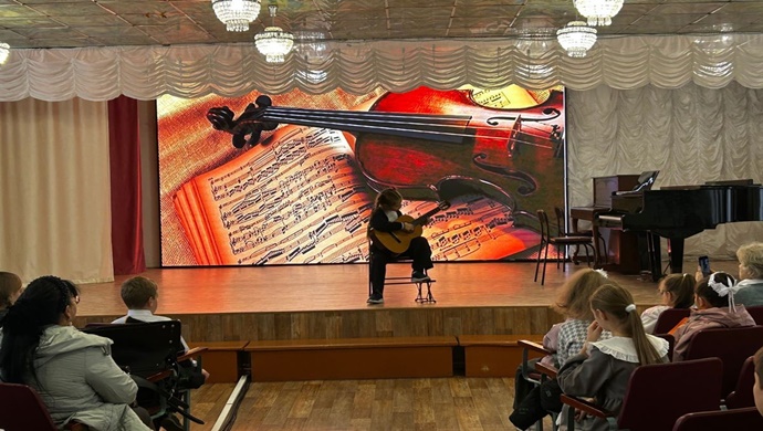 Birleşik Rusya’nın katılımıyla Magadan Bölgesi Çocuk Sanat Okulu’na yeni ekipman ve müzik aletleri verildi