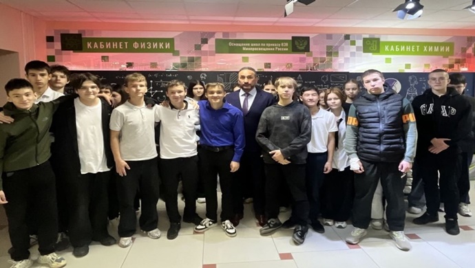 Birleşik Rusya Kazan’da okul çocuklarına yönelik bir şirkete profesyonel gezi düzenledi