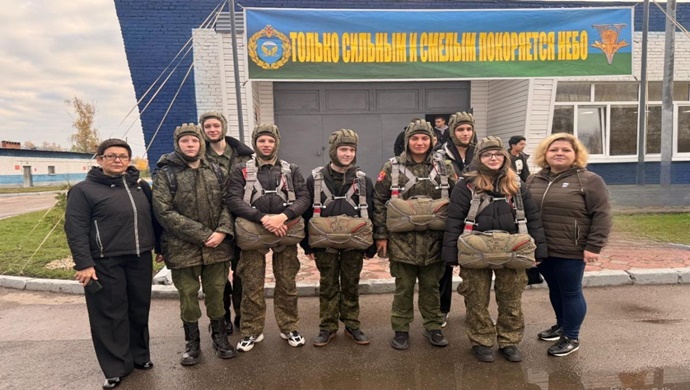 Birleşik Rusya, Moskova’daki okul çocukları için bir askeri birliğe gezi düzenledi