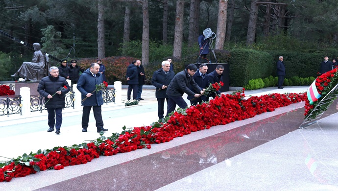 Diaspor Komitəsinin kollektivi Ümummilli Liderin məzarını ziyarət edib