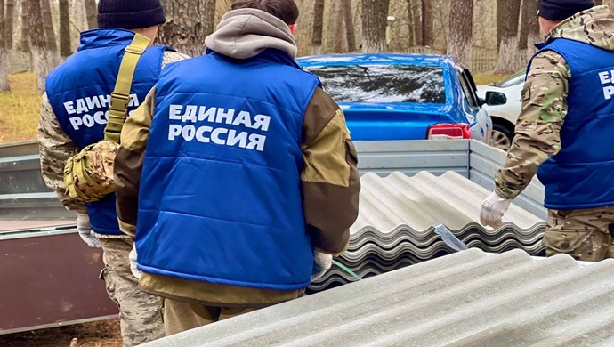 Birleşik Rusya “Kursk Hattı” kampından gönüllüler, Lgovskiy Bölgesi’nin bombalanmasının sonuçlarını ortadan kaldırmaya yardımcı oluyor