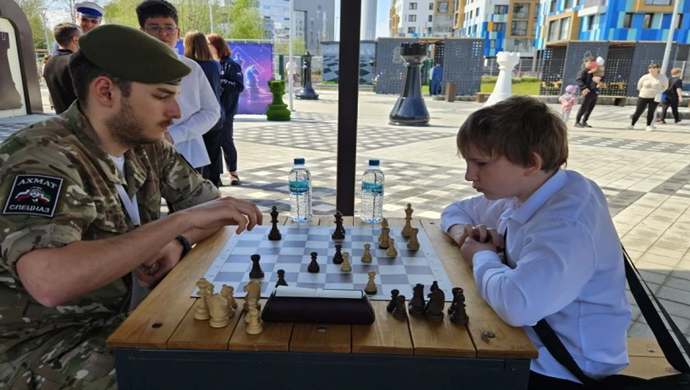 Birleşik Rusya, Hantı-Mansiysk’te girişimciler ve okul öğrencileri için bir satranç turnuvası düzenledi