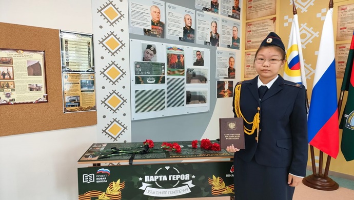 Birleşik Rusya, Anadyr’deki bir askeri öğrenci sınıfına Kahramanlar Masası yerleştirdi