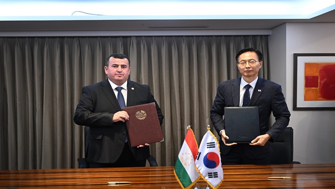 Tacikistan ve Kore arasında yeni işbirliği belgelerinin imza töreni